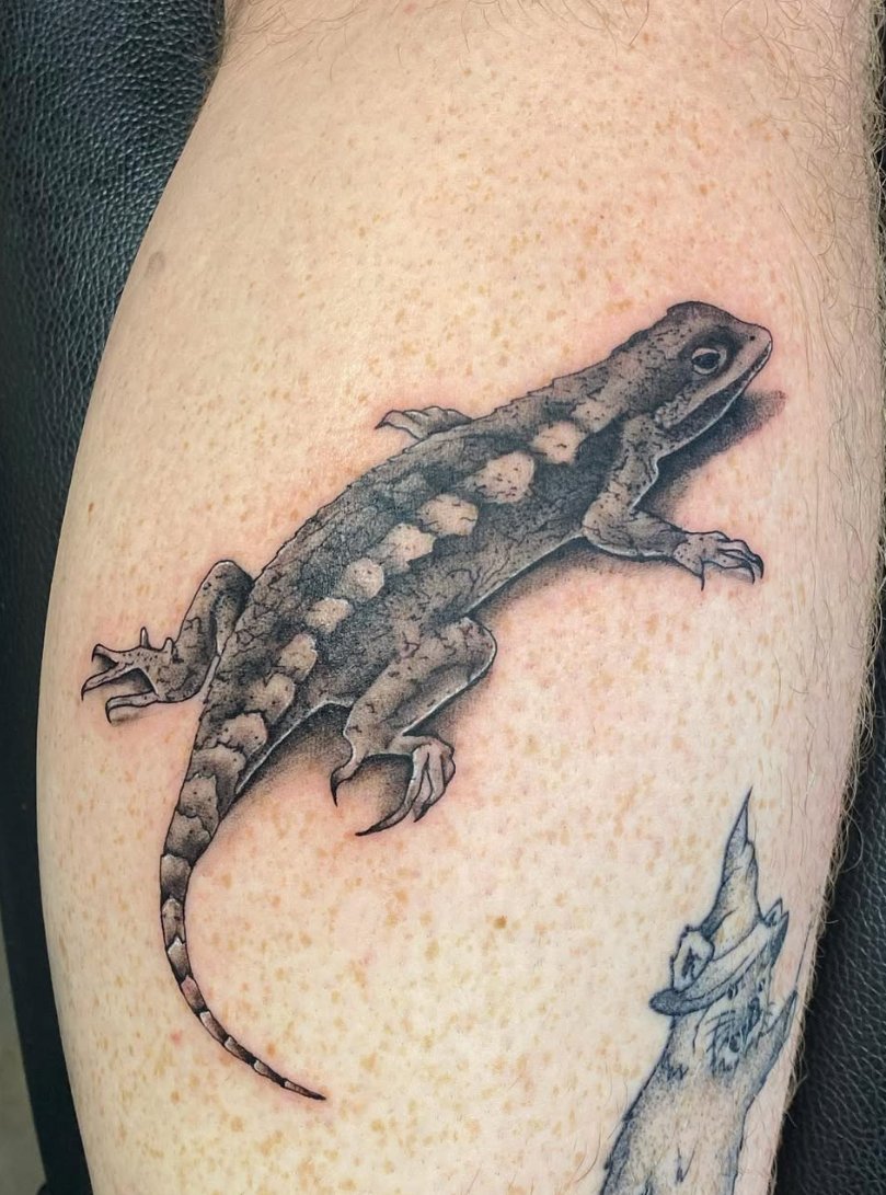 Black and grey realistic lizard calf tattoo by Luis Munoz